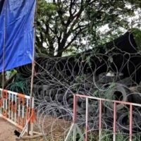 Die Armee sagt, dass die Installation des Stacheldrahtzauns in Ban Nong Chan in der Provinz Sa Kaeo dazu dienen soll, unbefugtes Eindringen zu verhindern und laut der Facebook-Seite der Armee den Einsatz von Landminen durch ausländische Streitkräfte zu verhindern