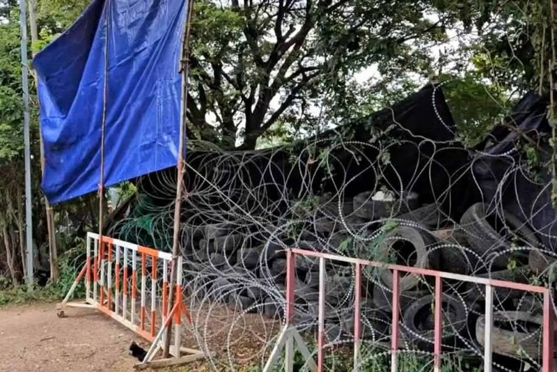 Die Armee sagt, dass die Installation des Stacheldrahtzauns in Ban Nong Chan in der Provinz Sa Kaeo dazu dienen soll, unbefugtes Eindringen zu verhindern und laut der Facebook-Seite der Armee den Einsatz von Landminen durch ausländische Streitkräfte zu verhindern
