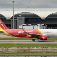 VietJet Aviation plant, in Thailand mehr als 5.000 neue Mitarbeiter einzustellen, da Vietnams größte Billigfluggesellschaft den Ausbau ihrer Flüge und Strecken zum beliebtesten Reiseziel Südostasiens beschleunigt. VietJet Thailand wird in diesem Jahr neue Direktflüge in asiatische Großstädte anbieten, um das regionale Flugverkehrswachstum zu fördern, heißt es in einer Erklärung vom späten Mittwoch