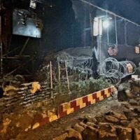 Vor einem Sicherheitskontrollpunkt im Bezirk Tak Bak in Narathiwat sind Trümmer verstreut, nachdem am Mittwochabend ein Auto mit einer Bombe in eine Sandsackbarriere gefahren und dort detoniert war. Der Fahrer sprang aus dem Auto und floh mit einem Komplizen, kurz bevor die Bombe explodierte. (Polizeifoto)