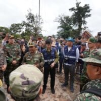 Der unsichere Frieden zwischen kambodschanischen und thailändischen Streitkräften wurde von einem heftigen Wortgefecht zwischen dem kambodschanischen Senatspräsidenten Hun Sen und dem ehemaligen Oppositionsführer Sam Rainsy überschattet. Als Berichte über erhebliche militärische Verluste Kambodschas auftauchen, nehmen die Spannungen in der politischen Landschaft Kambodschas zu.