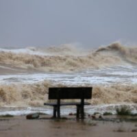 Der Taifun Kajiki forderte in Vietnam mindestens sieben Todesopfer, nachdem er schwere Regenfälle mit sich brachte, die Tausende von Häusern beschädigten und am Mittwoch große Teile der Hauptstadt unter Wasser setzten.