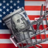 Thailands Zollbehörde senkt die Einfuhrzölle auf über 10.000 Artikel aus den Vereinigten Staaten. Die neue Richtlinie soll bis 2025 umgesetzt werden. Diese Steuersenkung wird voraussichtlich zu einem Einnahmeverlust von 8 Milliarden Baht für den Staat führen, wobei die Auswirkungen ab dem Haushaltsjahr 2026 spürbar sein werden. Der Einnahmeverlust von 8 Milliarden Baht entspricht fast 50 % der 20 Milliarden Baht, die derzeit jährlich an Einfuhrzöllen aus den USA eingenommen werden.