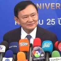 Eine Gruppe politischer Aktivisten reichte eine Petition bei der Strafvollzugsbehörde ein, um die Inhaftierung des De-facto-Vorsitzenden der Pheu-Thai-Partei Thaksin Shinawatra außerhalb eines Gefängnisses zu untersagen.
