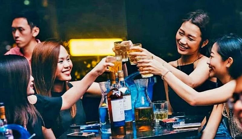 Ab dem 8. November drohen Gästen, die nach den offiziellen Schließzeiten in Kneipen Alkohol trinken, Geldstrafen von bis zu 10.000 Thailändischen Baht. Diese Maßnahme ist Teil der neuen Änderungen des Alcoholic Beverage Control Act, die vom Department of Provincial Administration angekündigt wurden. Die Änderungen richten sich gegen diejenigen, die nach den offiziellen Öffnungszeiten weiterhin Alkohol in Lokalen konsumieren