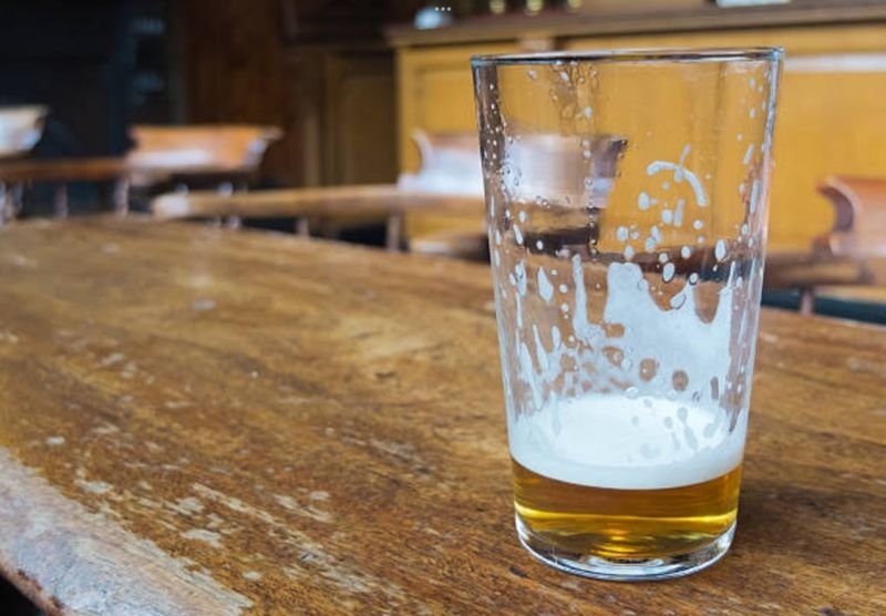 Die Abteilung für Seuchenkontrolle bestätigte, dass das dreistündige tägliche Alkoholverkaufsverbot weiterhin gilt, nachdem bei Verkäufern und Kunden große Verwirrung herrschte. In Geschäften im ganzen Land ist der Verkauf alkoholischer Getränke zwischen 14 und 17 Uhr weiterhin verboten. Ausnahmen gelten nur für bestimmte Orte wie internationale Flughäfen, Hotels und lizenzierte Dienstleistungsbetriebe, einschließlich Bars.