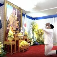 Anutin Charnvirakul erhält den königlichen Befehl, ihn zum 32. Premierminister Thailands zu ernennen. Vor dem königlichen Porträt gelobt er, seinem Amt mit Ehrlichkeit, Integrität und Moral nachzukommen. Die Bhumjaithai-Partei hielt am Sonntag (7. September) um 11.30 Uhr die königliche Zeremonie ab, bei der Anutin Charnvirakul, Parteivorsitzender und Abgeordneter auf Listenbasis, offiziell zum 32. Premierminister Thailands ernannt wurde.