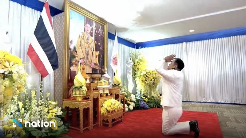Anutin Charnvirakul erhält den königlichen Befehl, ihn zum 32. Premierminister Thailands zu ernennen. Vor dem königlichen Porträt gelobt er, seinem Amt mit Ehrlichkeit, Integrität und Moral nachzukommen.Die Bhumjaithai-Partei hielt am Sonntag (7. September) um 11.30 Uhr die königliche Zeremonie ab, bei der Anutin Charnvirakul, Parteivorsitzender und Abgeordneter auf Listenbasis, offiziell zum 32. Premierminister Thailands ernannt wurde.