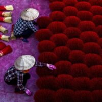 Arbeiter bereiten am 20. Januar 2025 in einem Hof im Dorf Quang Phu Cau außerhalb von Hanoi Räucherstäbchen zum Trocknen vor. Vietnam überholt Thailand als beliebtestes Reiseziel chinesischer Reisender in Südostasien. (Foto: Reuters)