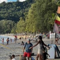 Die Politische Instabilität und die anhaltenden Grenzprobleme beeinträchtigen weiterhin die Stimmung der Investoren und führen dazu, dass Thailand aufgrund verzögerter Infrastrukturentwicklung und Tourismusförderung an Wettbewerbsfähigkeit verliert, so die Tourismusunternehmen auf Phuket.