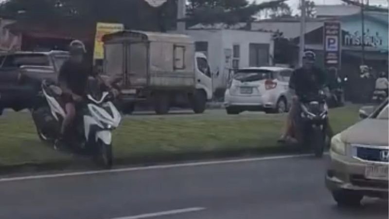 Thailändische Internetnutzer kritisierten zwei ausländische Motorradfahrer, weil sie auf einer Verkehrsinsel in Phuket gewendet hatten . Einige meinten, sie seien lediglich dem Beispiel thailändischer Autofahrer gefolgt.