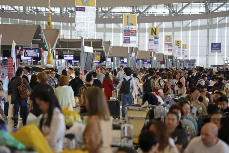 Ausreisende stehen Schlange am Passagierterminal des Flughafens Suvarnabhumi. Die Zahl der thailändischen Japan-Reisenden stieg in den ersten acht Monaten um 8,2 Prozent, nachdem sich der Markt von einem zweimonatigen Einbruch erholt hatte und im August um 2,4 Prozent zulegte. (Archivfoto der Bangkok Post)