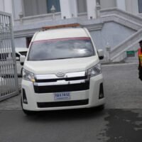 Thaksin Shinawatra, ehemaliger Premierminister Thailands, hat nach einem Urteil des Obersten Gerichtshofs eine einjährige Haftstrafe angetreten. Dies scheint seinen unmittelbaren politischen Einfluss zu verringern, könnte der Pheu Thai Partei aber paradoxerweise die Möglichkeit eröffnen, sich neu zu erfinden und ohne seine dominante Kontrolle zu überleben. Der Politikexperte Olarn Thinbangtieo bezeichnet Thaksins Inhaftierung als „politisches Schachmatt“, das sowohl seine reale als auch seine symbolische Macht schwächt.