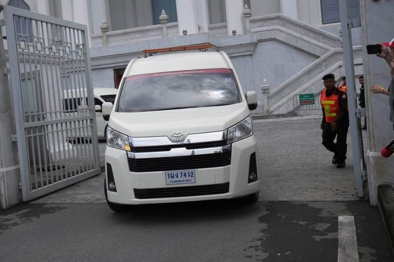 Thaksin Shinawatra, ehemaliger Premierminister Thailands, hat nach einem Urteil des Obersten Gerichtshofs eine einjährige Haftstrafe angetreten. Dies scheint seinen unmittelbaren politischen Einfluss zu verringern, könnte der Pheu Thai Partei aber paradoxerweise die Möglichkeit eröffnen, sich neu zu erfinden und ohne seine dominante Kontrolle zu überleben. Der Politikexperte Olarn Thinbangtieo bezeichnet Thaksins Inhaftierung als „politisches Schachmatt“, das sowohl seine reale als auch seine symbolische Macht schwächt.