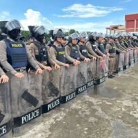 Über 1.400 Bereitschaftspolizisten aus fünf östlichen Provinzen wurden nach Sa Kaeo entsandt, um die Sicherheit entlang der thailändisch-kambodschanischen Grenze zu verstärken, nachdem Berichte über mögliche Übergriffe in der Nähe der Dörfer Ban Nong Chan und Ban Nong Ya Kaeo im Bezirk Khok Sung eingegangen waren.