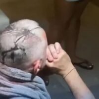 Ein einsamer Brite, der die Dienste zweier Frauen in Anspruch genommen hatte, war fassungslos, als stattdessen vier Transgender-Sexarbeiterinnen in seine Wohnung in Pattaya kamen. Als er sie abwies und sich weigerte, die geforderten 10.000 Baht pro Person zu zahlen, wurde ihm der Kopf schwer aufgeschlitzt, berichtete der Fernsehsender Channel 7 am Freitag Morgen (12. September).