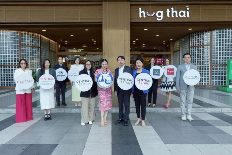 Die Central Group ist eine Partnerschaft mit der thailändischen Tourismusbehörde (TAT) eingegangen, um das Land in ein erstklassiges Reiseziel zu verwandeln. Ziel ist es, durch die Durchführung großer Veranstaltungen und Jahresendkampagnen von der Erholung des Tourismus zu profitieren.Die Gruppe sagte, die Zahl der ausländischen Touristen, die ihre Einkaufszentren, Kaufhäuser und angeschlossenen Geschäfte in diesem Jahr besuchten, habe sich im Vergleich zum Jahr 2024 fast verdoppelt.