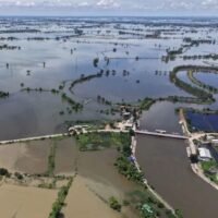 Die Staudämme erhöhen weiterhin die Abflussraten während sich die Hochwasserkrise in vielen Provinzen verschärft. Viele Provinzen haben mit schweren Überschwemmungen zu kämpfen, da die Kapazität der Stauseen überschritten wird und große Staudämme die Wasserabflussrate weiter erhöhen.