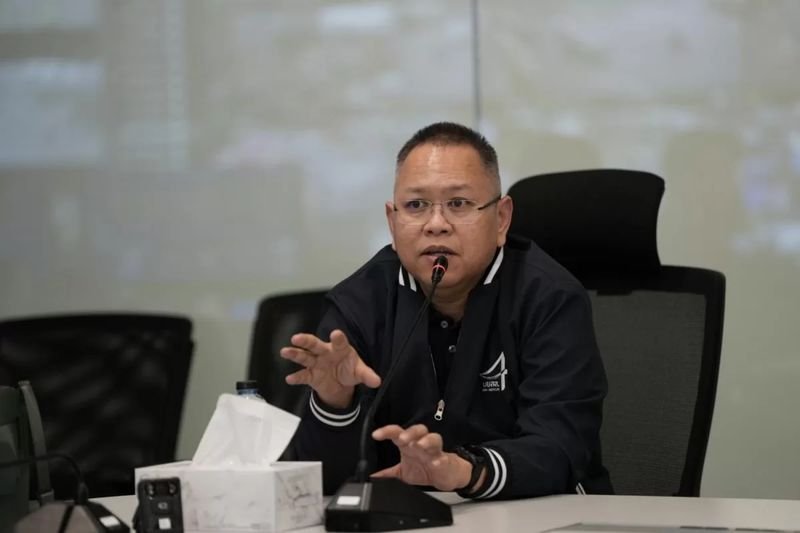 Das Central Investigation Bureau (CIB) hat ein fortschrittliches Überwachungssystem mit künstlicher Intelligenz (KI) eingeführt, um Kriminelle schnell und präzise zu identifizieren und festzunehmen. Polizeigeneralmajor Sarut Kwaengsopha, stellvertretender Leiter des CIB, sagte, die einst als Science-Fiction abgetane Technologie sei heute ein mächtiges Instrument für die öffentliche Sicherheit.