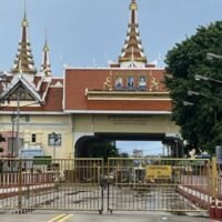 Die vorübergehende Wiedereröffnung des Kontrollpunkts nach Kambodscha wurde abrupt beendet. Kritiker vermuten, dass die Eröffnung ein Gefallen für Spieler und Betrüger war. Die Einwanderungsbehörden in der Provinz Sa Kaeo haben die vorübergehende Wiedereröffnung des Grenzübergangs nach Poipet nach nur einem Tag abrupt beendet, nachdem Fragen zu den Motiven für die Wiedereröffnung aufgekommen waren.