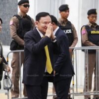 Thaksin Shinawatra traf am Dienstagmorgen beim Obersten Gerichtshof ein, um das Urteil darüber zu hören, ob seine Gefängnisstrafe ordnungsgemäß vollstreckt wurde. In Anzug und gelber Krawatte traf Thaksin mit seinem jüngsten Kind und dem ehemaligen Premierminister Paetongtarn Shinawatra gegen 9.30 Uhr in seinem Mercedes-Maybach vor dem Gericht ein.