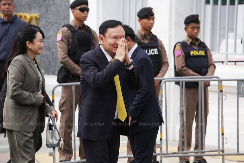 Thaksin Shinawatra traf am Dienstagmorgen beim Obersten Gerichtshof ein, um das Urteil darüber zu hören, ob seine Gefängnisstrafe ordnungsgemäß vollstreckt wurde.In Anzug und gelber Krawatte traf Thaksin mit seinem jüngsten Kind und dem ehemaligen Premierminister Paetongtarn Shinawatra gegen 9.30 Uhr in seinem Mercedes-Maybach vor dem Gericht ein.