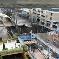 Am Dienstagmorgen (24. September 2025) kündigten die Behörden des Bezirks Dusit die sofortige Sperrung des Verkehrs von der Kreuzung Vajira bis zur Kreuzung Sanghi und den umliegenden Gebieten an, nachdem ein Abschnitt der Samsen Road stark abgesunken war, wodurch nahegelegene Versorgungseinrichtungen beschädigt wurden und eine Gefahr für die Pendler bestand.