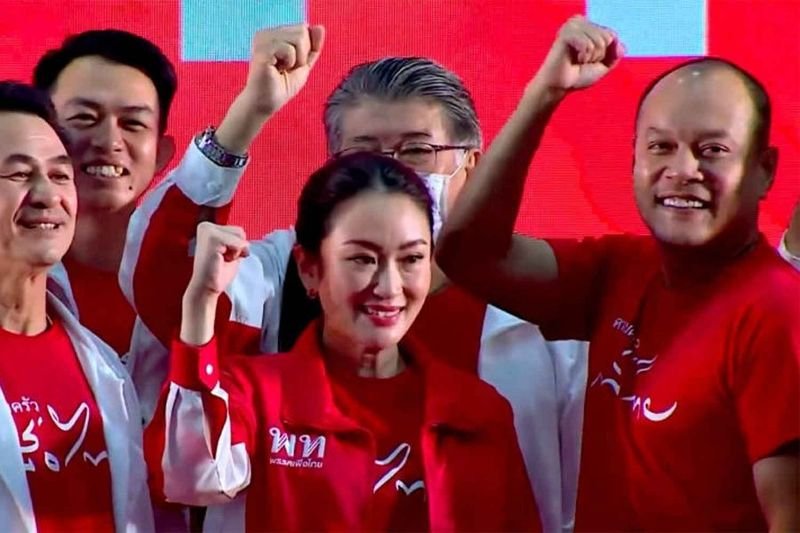 In einer dramatischen Wendung der Ereignisse gerät die Pheu Thai Partei ins Fadenkreuz, da Ruangkrai Leekitwattana, ein Mitglied der Palang-Pracharath-Partei, bei der Wahlkommission eine Petition zur Auflösung der Partei eingereicht hat. Dieser Antrag folgt auf die Entscheidung des Verfassungsgerichts vom 29. August, die zur Absetzung von Paetongtarn Shinawatra als Premierminister führte.