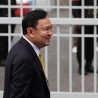 Der ehemalige Premierminister Thaksin Shinawatra trifft am Dienstag vor dem Obersten Gerichtshof ein, um über die Rechtmäßigkeit seines sechsmonatigen Krankenhausaufenthalts zu entscheiden, bevor ihm Bewährung gewährt wurde. Er wurde für ein Jahr ins Gefängnis zurückgeschickt. (Foto: Reuters)