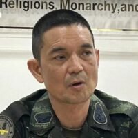 Die thailändische Armee behauptet, Kambodscha habe in Chong An Ma Schießereien inszeniert, um Thailand die Schuld in die Schuhe zu schieben, und habe die Angriffe zeitlich mit dem Besuch eines ASEAN-Beobachters und einer Pressekonferenz abgestimmt.