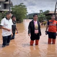 Der Pasak-Fluss in Phetchabun steigt weiter an und tritt über die Ufer. Die Bewohner werden aufgefordert, Habseligkeiten und Fahrzeuge in Sicherheit zu bringen und den offiziellen Anweisungen zu folgen.