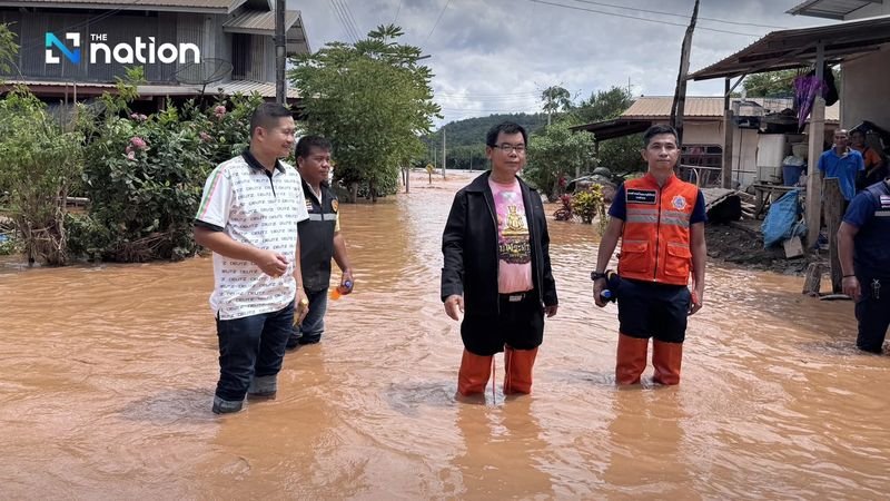 Der Pasak-Fluss in Phetchabun steigt weiter an und tritt über die Ufer. Die Bewohner werden aufgefordert, Habseligkeiten und Fahrzeuge in Sicherheit zu bringen und den offiziellen Anweisungen zu folgen.