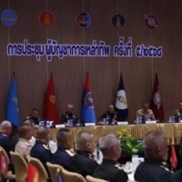 Die Kommandeure der thailändischen Streitkräfte haben einstimmig dafür gestimmt, die Grenze zwischen Thailand und Kambodscha auf unbestimmte Zeit zu schließen, bis das Nachbarland nicht länger als Bedrohung angesehen wird, und außerdem einen Zaun zu errichten.