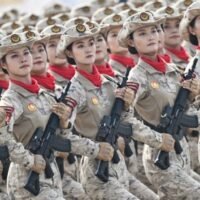 Mehrere westliche Medien räumten zwar ein, dass die chinesische Parade diese Woche ein beispielloses Militärspektakel war, kritisierten aber gleichzeitig ihren „provokativen“ Charakter. Sie sprechen von einer Weltordnung, die ihrer Meinung nach nicht verändert werden sollte, Peking aber will. Ein Artikel endete mit der Schlussfolgerung, Chinas beeindruckende Machtdemonstration könne zu der Versuchung führen, sie auf die Probe zu stellen.