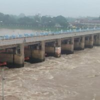 Das Royal Irrigation Department hat die Wasserabflussrate des Chao Phraya-Staudamms in der Provinz Chai Nat erhöht, um mehr Abflusswasser vom Oberlauf aufzunehmen, und warnt die Gemeinden unterhalb des Staudamms, sich auf mögliche Überschwemmungen vorzubereiten.