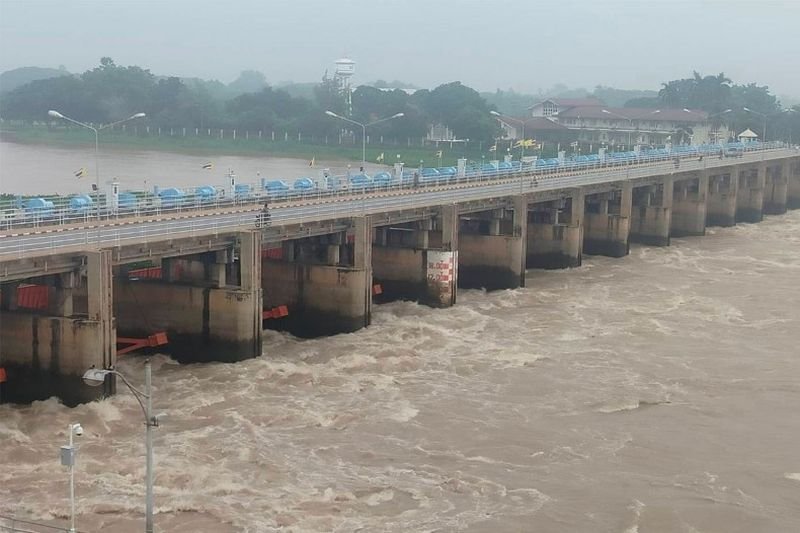 Das Royal Irrigation Department hat die Wasserabflussrate des Chao Phraya-Staudamms in der Provinz Chai Nat erhöht, um mehr Abflusswasser vom Oberlauf aufzunehmen, und warnt die Gemeinden unterhalb des Staudamms, sich auf mögliche Überschwemmungen vorzubereiten.