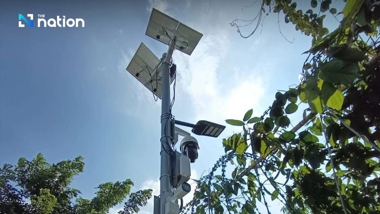 Die thailändische Armee hat am Freitag mit der Errichtung eines elektronischen Grenzzauns begonnen, um die Sicherheit entlang der thailändisch-kambodschanischen Grenze zu erhöhen und das Land zu schützen. Der erste Videoüberwachungsmast wurde in der Nähe der Grenzmarkierung 50 hinter dem Grenzkontrollpunkt Khlong Luek im Distrikt Aranyaprathet in der Provinz Sa Kaeo im Einsatzgebiet der Burapha Task Force aufgestellt.