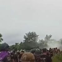 . Die thailändische Polizei setzte am Mittwochnachmittag Gummigeschosse und Tränengas ein, um eine kambodschanische Menschenmenge zu zerstreuen, die sich an der Grenze im Bezirk Khok Sung in Sa Kaeo thailändischen Sicherheitskräften genähert und diese Berichten zufolge angegriffen hatte.