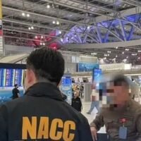 Der ehemalige stellvertretende Leiter des Flughafens Phuket wurde wegen Korruptionsvorwürfen im Zusammenhang mit der missbräuchlichen Abwicklung von Verträgen zur Gartendekoration für den Flughafen Suvarnabhumi festgenommen.