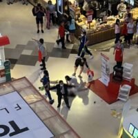 Ein 21-jähriger Mann wurde am Freitagabend schwer verletzt, als er aus dem vierten Stock eines überfüllten Einkaufszentrums im Bezirk Bang Yai in der Provinz Nonthaburi sprang, als er versuchte, Sicherheitsleuten zu entkommen, die ihn dabei erwischt hatten, wie er heimlich unter den Rock einer Frau filmte.