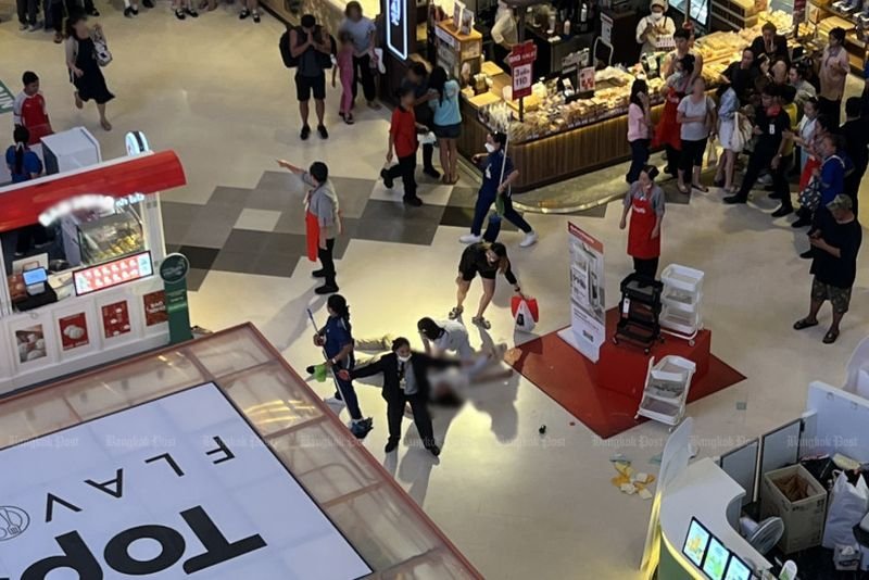 Ein 21-jähriger Mann wurde am Freitagabend schwer verletzt, als er aus dem vierten Stock eines überfüllten Einkaufszentrums im Bezirk Bang Yai in der Provinz Nonthaburi sprang, als er versuchte, Sicherheitsleuten zu entkommen, die ihn dabei erwischt hatten, wie er heimlich unter den Rock einer Frau filmte.