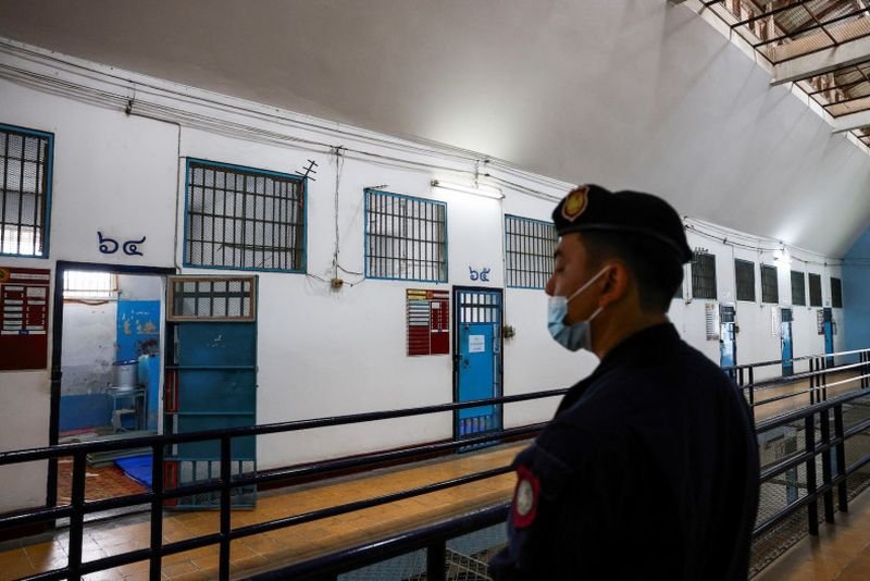 Drei Decken zum Schlafen, ein offener Badebereich, fades Essen und die ständige Gefahr von Gewalt. Dies sind die Bedingungen im Hochsicherheitsgefängnis in Thailands Hauptstadt, wo der 76-jährige ehemalige Premierminister Thaksin Shinawatra einsitzt, sagen zwei mit der Einrichtung vertraute Personen.