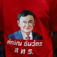 Es gibt immer mehr Spekulationen darüber, ob der ehemalige Premierminister Thaksin Shinawatra am Dienstag nach Thailand zurückkehren wird, um ein Gerichtsurteil anzuhören, nachdem eine plötzliche Umleitung von Singapur nach Dubai den Argwohn politischer Gegner und Kommentatoren neu entfacht hat.