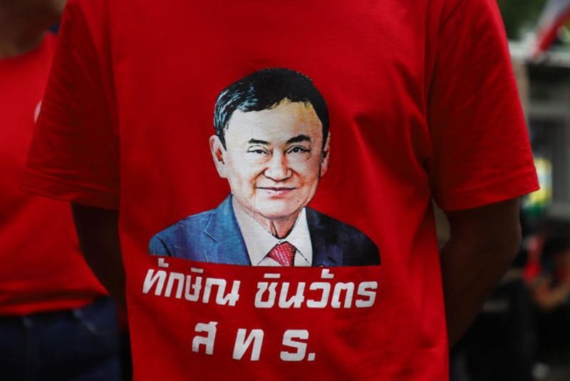 Es gibt immer mehr Spekulationen darüber, ob der ehemalige Premierminister Thaksin Shinawatra am Dienstag nach Thailand zurückkehren wird, um ein Gerichtsurteil anzuhören, nachdem eine plötzliche Umleitung von Singapur nach Dubai den Argwohn politischer Gegner und Kommentatoren neu entfacht hat.