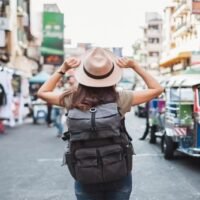 Yunyong Thaicharoen, Chefökonom des EIC, sagte, die Stärke des Baht stehe im Widerspruch zu Thailands schwachen wirtschaftlichen Fundamentaldaten und warnte, der Baht könne als Verstärker externer Schocks wirken und so die Wettbewerbsfähigkeit der Exporte und die Erholung des Tourismus beeinträchtigen.