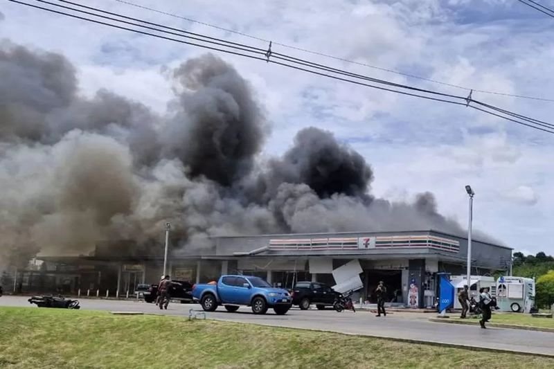 Eine aus Kambodscha abgefeuerte BM21-Rakete traf am 24. Juli einen Supermarkt an einer PTT-Tankstelle in Ban Phue, Distrikt Kantharalak, in Si Sa Ket.