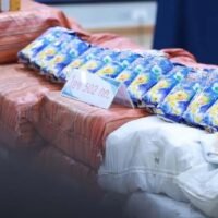 Beamte des THAI-Büros für Drogenkontrolle (ONCB) haben zusammen mit einem Team von Marineoffizieren ein Passagierschiff durchsucht, das vor Phukets Ao Chalong-Pier vor Anker lag, und eine halbe Tonne Crystal Meth (Ice) und etwas Ketamin beschlagnahmt, die nach Indonesien gebracht werden sollten, berichtete die Zeitung Naewna heute (29. September).