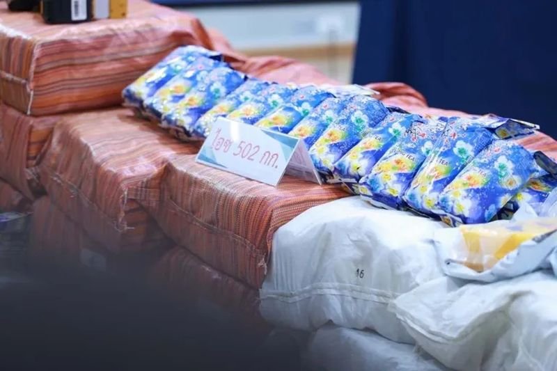 Beamte des THAI-Büros für Drogenkontrolle (ONCB) haben zusammen mit einem Team von Marineoffizieren ein Passagierschiff durchsucht, das vor Phukets Ao Chalong-Pier vor Anker lag, und eine halbe Tonne Crystal Meth (Ice) und etwas Ketamin beschlagnahmt, die nach Indonesien gebracht werden sollten, berichtete die Zeitung Naewna heute (29. September).