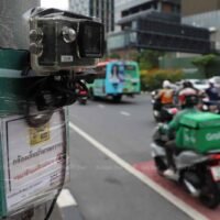 Polizei und Autofahrer begrüßen flüssigeren Verkehrsfluss und geben Grünes Licht für KI-Ampeln. Jahrelang standen Bangkoks Autofahrer stundenlang im Stau. Doch seit Februar dieses Jahres ist eine stille Revolution im Gange: Die Bangkok Metropolitan Administration (BMA) kooperierte mit Google beim Projekt Green Light.