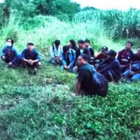 Fünfzig weitere Kambodschaner, die angaben, verzweifelt auf der Suche nach Arbeit zu sein, wurden am Montag bei der illegalen Rückkehr nach Thailand in der Provinz Sa Kaeo gefasst. Sie erklärten den Beamten, sie hätten drei kambodschanischen Führern, die während der Festnahme geflohen waren, jeweils 5.000 bis 6.000 Baht gezahlt, um sie zurück nach Thailand zu schmuggeln, wo sie zuvor gearbeitet hatten.